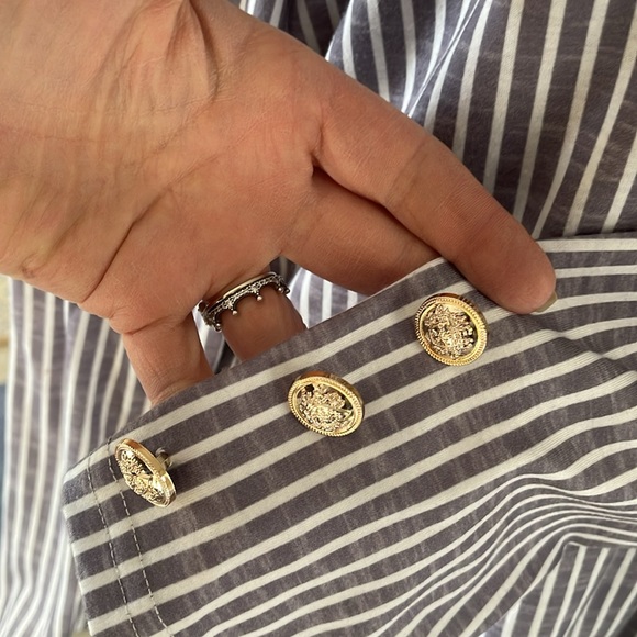 Ladies oversized pullover top with button detail - Picture 4 of 6